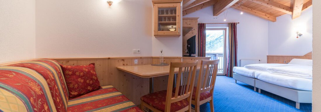 Bergleuchten Esstisch | © Free Perspective Media, Johannes Brunner Bergleuchten Esstisch - Das Hochegg - Obergurgl