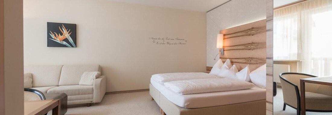 Doppelzimmer mit gemütlicher Sitzgelegenheit - Hotel Olympia - Obergurgl 