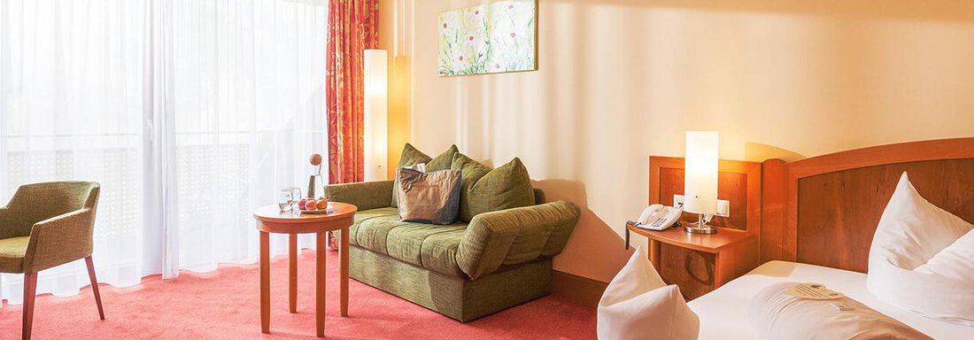 Vivea Hotel Umhausen single room | © Hannes Dabernig (CC BY) A cozy hotel room with a double bed and a comfortable sofa. Large windows provide plenty of daylight and an inviting atmosphere. - Vivea 4* Hotel Umhausen im Ötztal - Umhausen